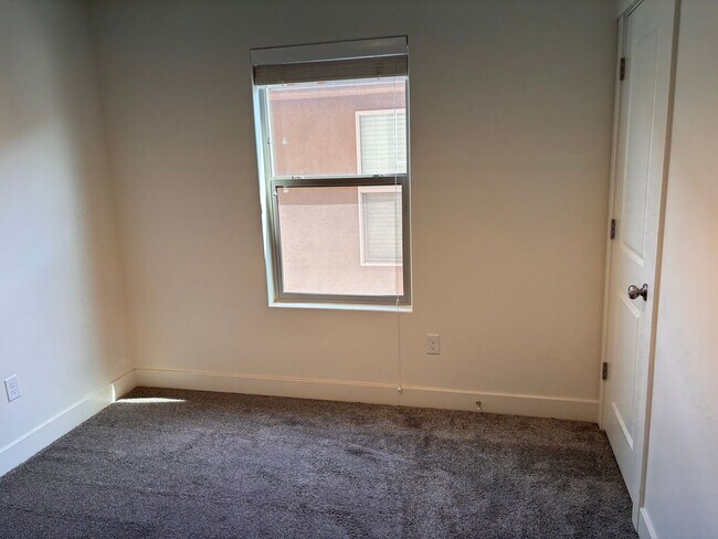 Building Photo - 4 bed | 2 1/2 bath | 2 car garage in Deser...