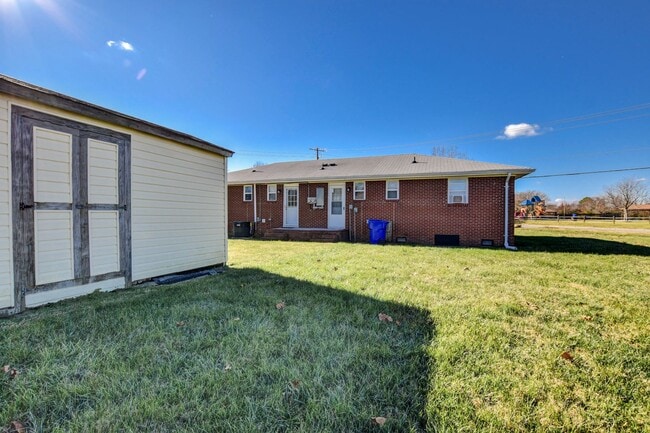 Building Photo - 936-938 Schumann Dr