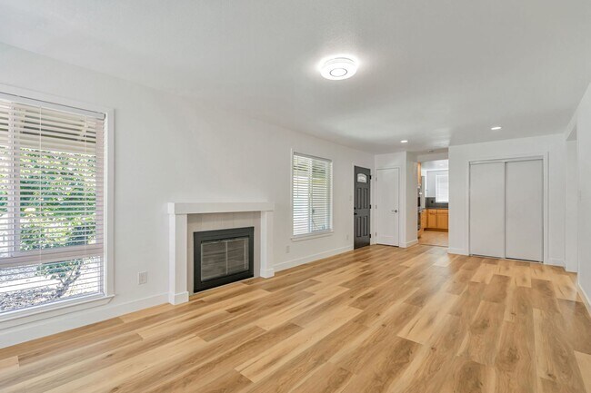 Building Photo - Beautifully Maintained 3-Bedroom Home l Hu...