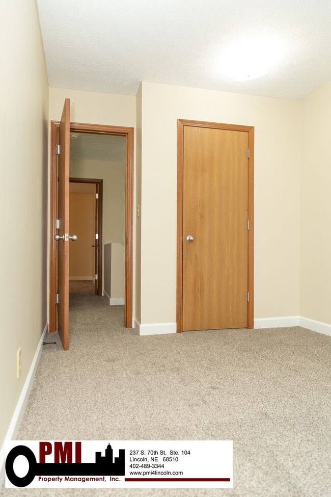 Building Photo - 3 Bedroom and 1.5 bathroom Duplex for Rent