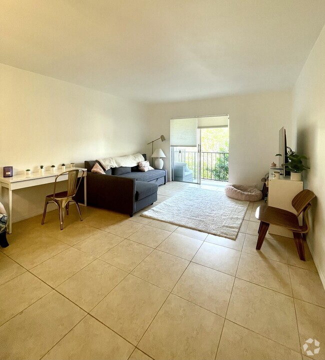 Building Photo - 6711 N Kendall Dr
