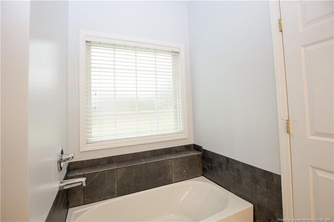 Building Photo - 110 Willow Creek Ln