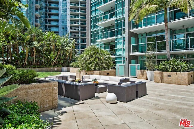 Building Photo - 13650 Marina Pointe Dr