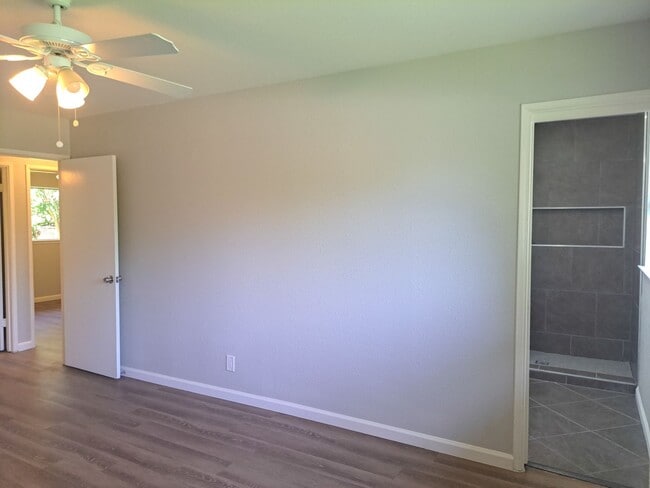 Building Photo - 4 Bedroom / 2 Bath / 2 Car Garage