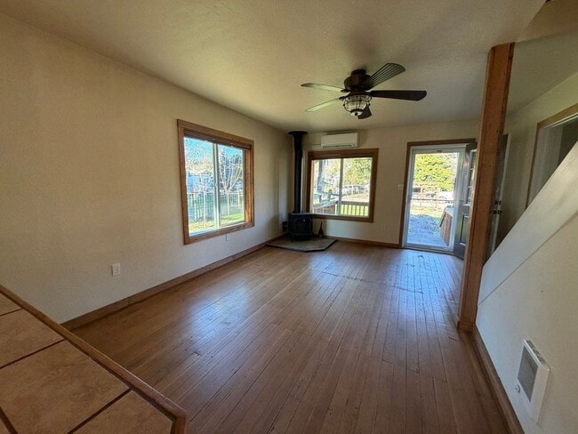 Building Photo - 2 Bedroom 1.5 bath single family home