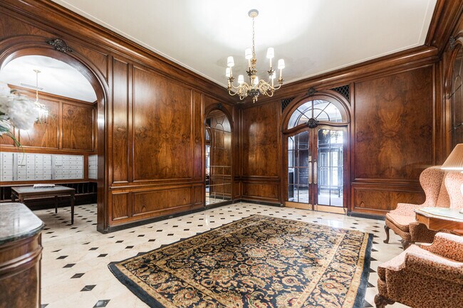 Building Photo - 2000 N Lincoln Park W