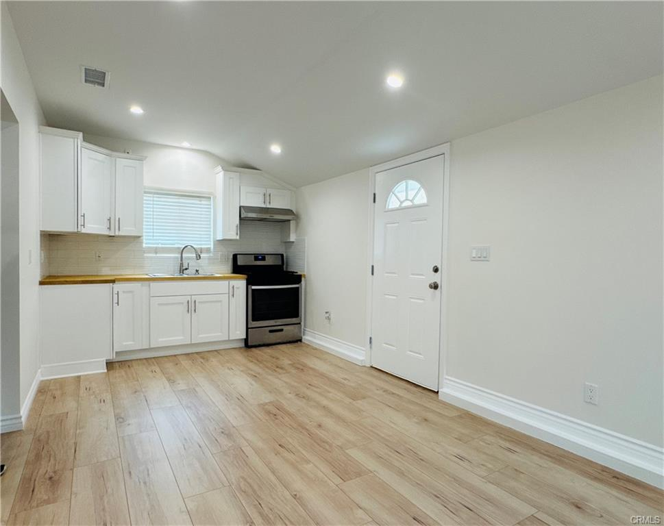 Building Photo - 10355 Densmore Ave