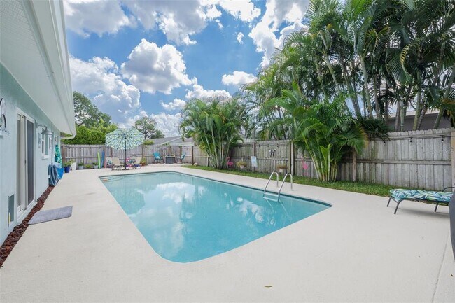 Building Photo - 1627 Dale Cir S