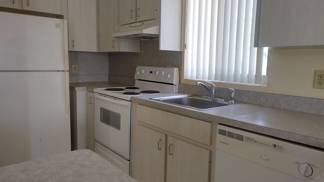 Building Photo - 1 bedroom, 1 bathroom end unit condo beach...
