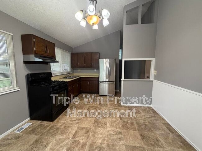 Building Photo - 2450 Jenkee Dr