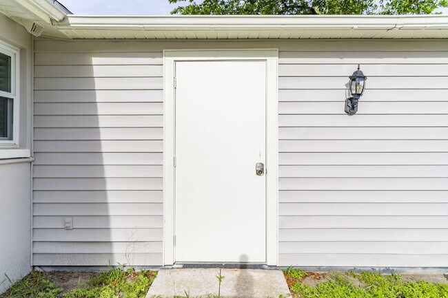 Building Photo - BEAUTIFUL UNIT JUST 5 MINUTE WALK TO DOWNTOWN