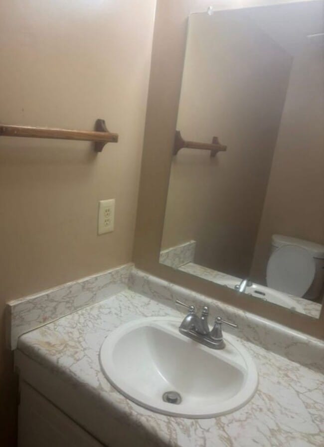 Building Photo - Condo 2 bedroom 1.5 bath In Florence Hoffmyer