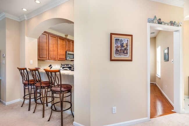 Building Photo - 3BR Open Floor Plan with Sunroom & Garage!