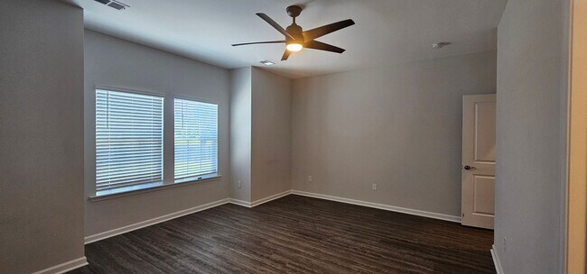 Building Photo - Live where charm meets convenience-Glenmoo...