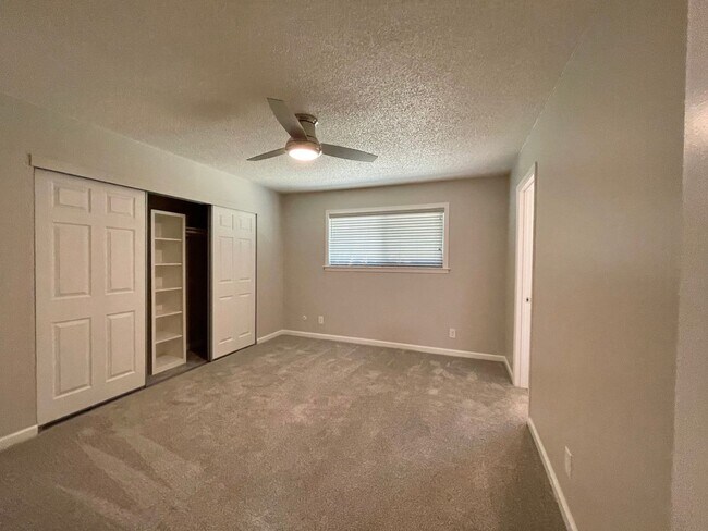 Building Photo - TRO1140-1142