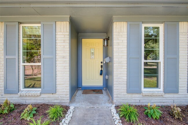 Building Photo - 966 Redway Ln