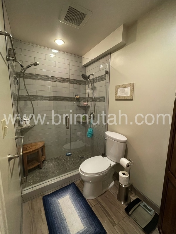 Building Photo - 940 Donner Way
