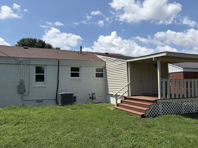 Building Photo - 411 E Showalter Dr
