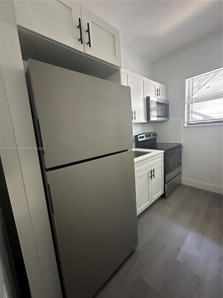 Building Photo - 638 SW 21st Ave