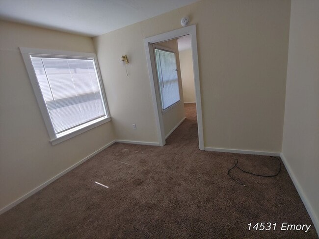 Building Photo - Lots of Light!