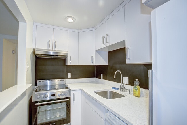 Building Photo - 1217 1/2 Independence Ave SE-