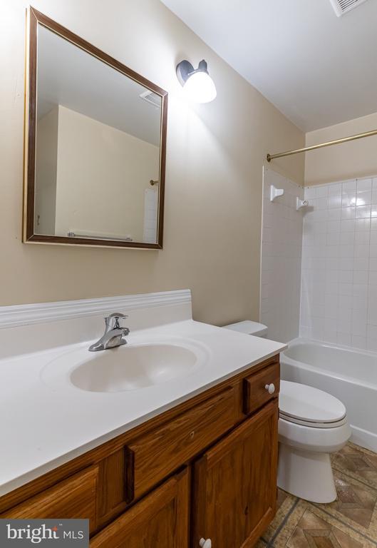 Building Photo - 7 Valleyfield Ct