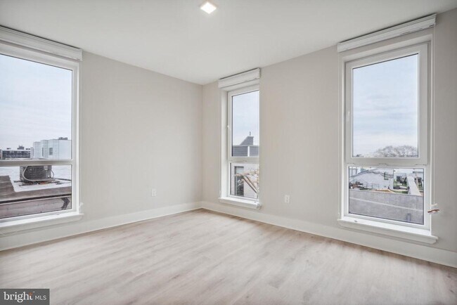 Building Photo - 1805 N Howard St