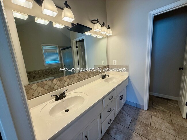 Building Photo - Ranch in Lee's Summit For Lease - Crisp, Clean and New!