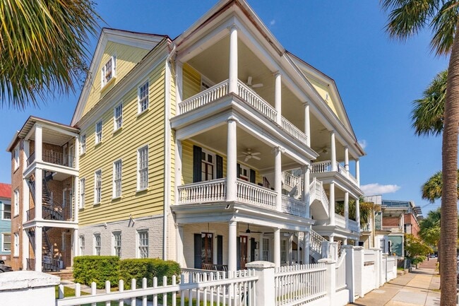 Building Photo - Spacious Three Bedroom Apartment on Calhoun Street