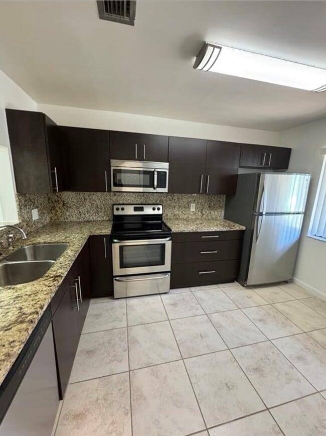 Building Photo - 445 Lakeview Dr