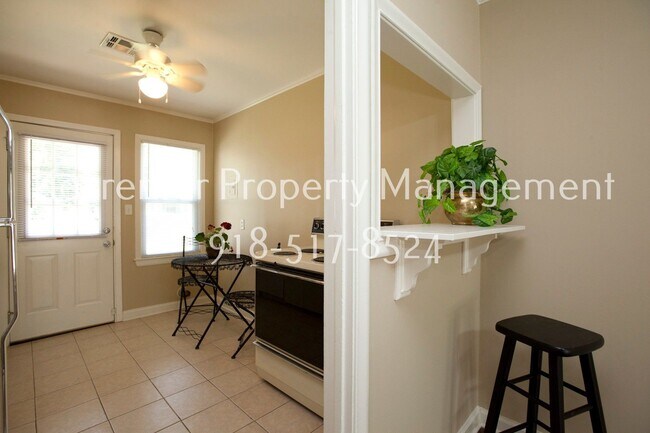 Building Photo - Stunning 2 Bed 1 Bath Home on Quiet Street: NO PETS!