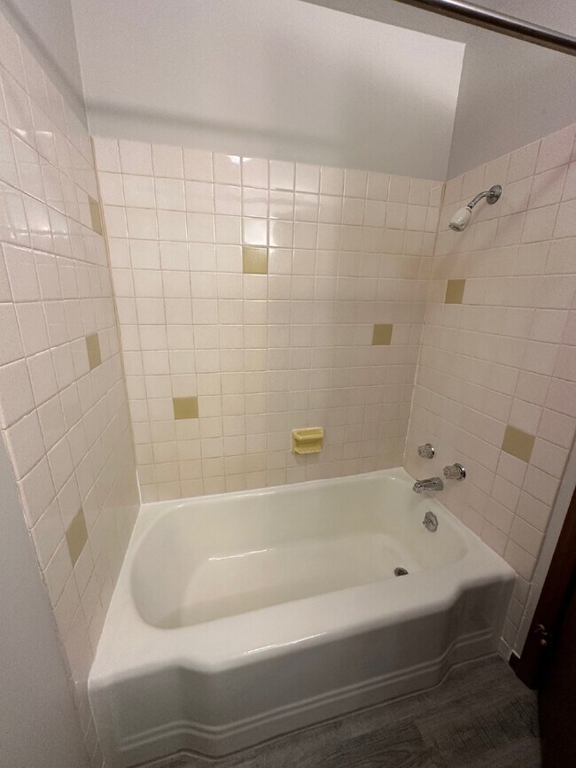 Building Photo - Available July-August. 1 Bedroom, 1 Bathro...