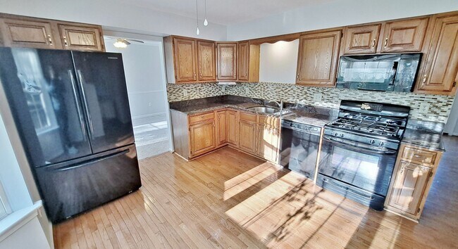 Building Photo - 3 Bed / 3 Bath Single Family Home