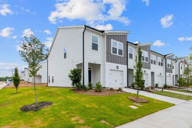 Building Photo - Spacious End-Unit 3-Bedroom Townhome in Pr...
