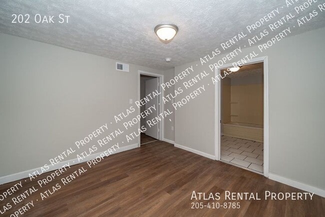 Building Photo - 202 Oak St