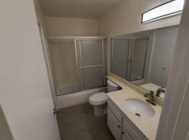 Building Photo - 2 Bed, 2 Bath Upper Unit in La Jola