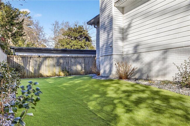 Building Photo - 2226 Melante Dr NE