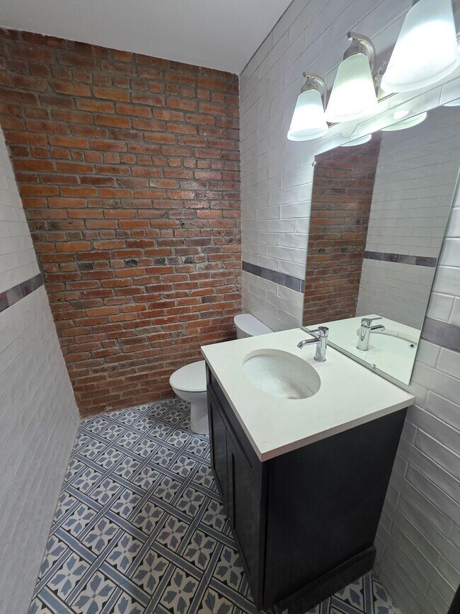 Building Photo - Newly Renovated 3 Bedroom Apartment - Poug...