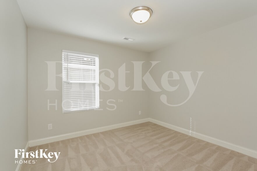 Building Photo - 9324 Sloan Forest Dr