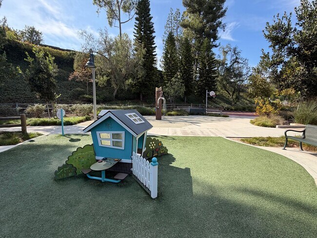 Building Photo - Amazing 4-bedroom home with a view, Availa...