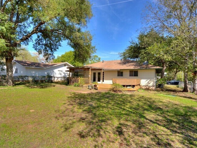 Building Photo - 2111 Falcon Hill Dr