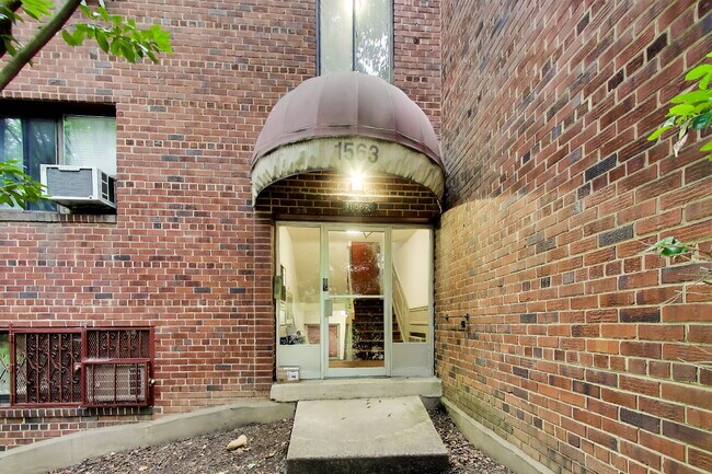 Building Photo - Top-Floor Rosslyn Condo with Georgetown Views