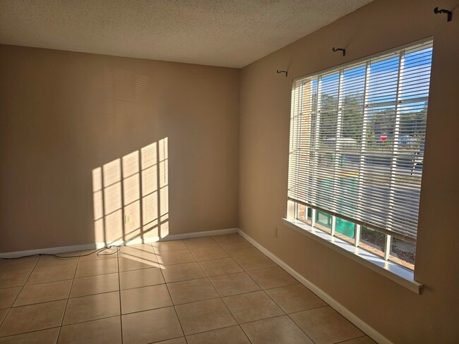 Building Photo - 106 Valencia Dr