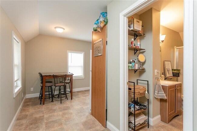 Building Photo - 46 Hartsen St