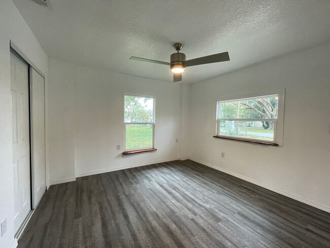 Building Photo - Newly Renovated 2/1 Duplex in Lake Helen FL!