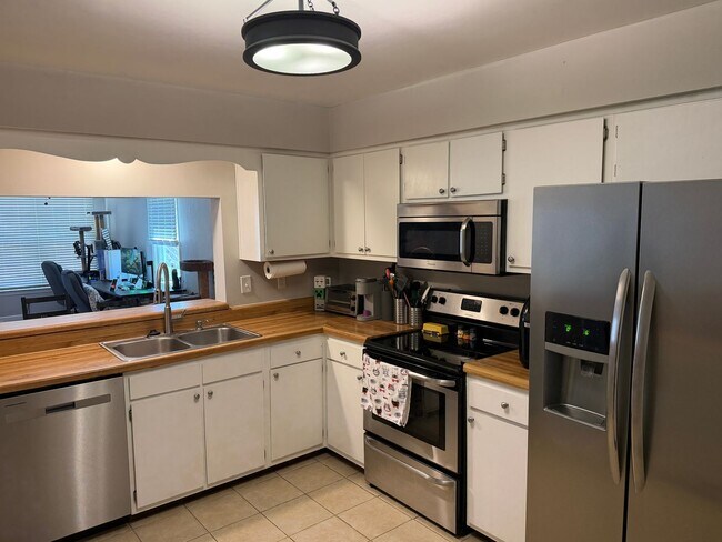 Building Photo - Rosemont Forrest-Three Bedroom End Unit Townhome