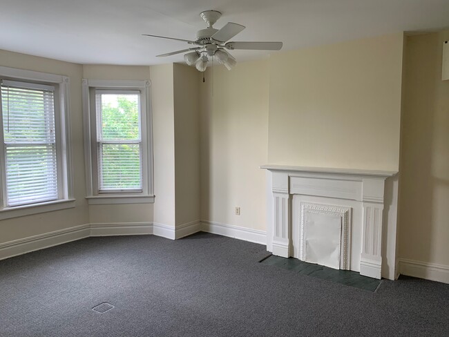 Large bedroom with bay - 1617 W Grace St