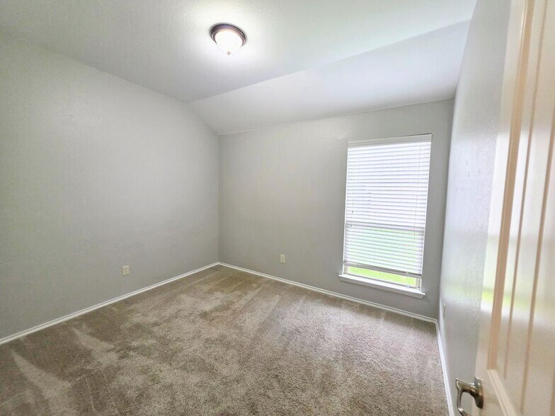 Building Photo - 1809 Rodeo Dr