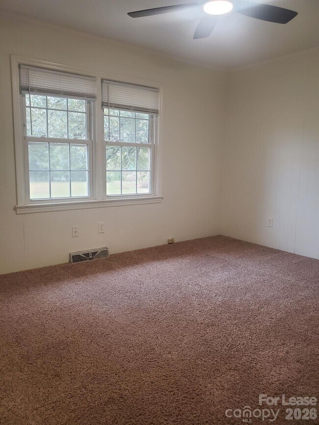 Building Photo - 15640 Ewart Rd