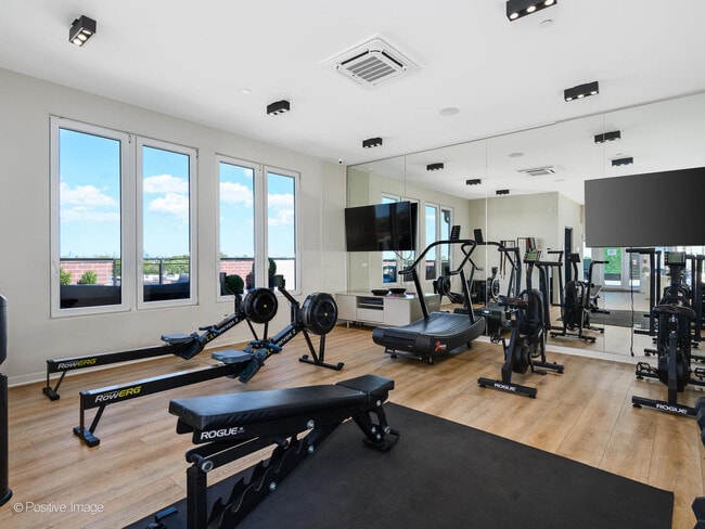 Building Photo - 2801 N Thatcher Ave